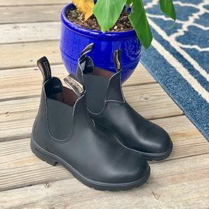 NEW. Blundstone Chelsea boots. Black. Size 3.5 (UK) Women’s size 6.5 (US)